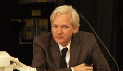 Imagem do filme: Julien Assange em Cannes para promover THE SIX BILLION DOLLAR MAN