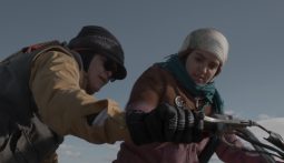 Imagem do filme: “Cutting Through Rocks” é a melhor longa-metragem internacional do MDOC25