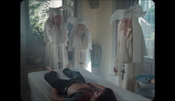 Imagem do filme: UM FIO DE BABA ESCARLATE