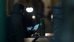 Imagem do filme: O ESTRANGEIRO + O CASACO ROSA