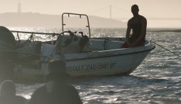 Imagem do filme: Entrevista a Simão Cayatte: O BARQUEIRO e as sombras invisíveis do Tejo