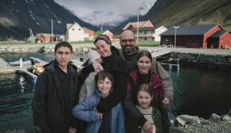 Imagem do filme: “Fjord”: Sebastian Stan reencontra as raízes romenas no filme de Cristian Mungiu