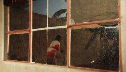 Imagem do filme: André Guiomar filma a sobrevivência em Moçambique no documentário “Ku Handza”